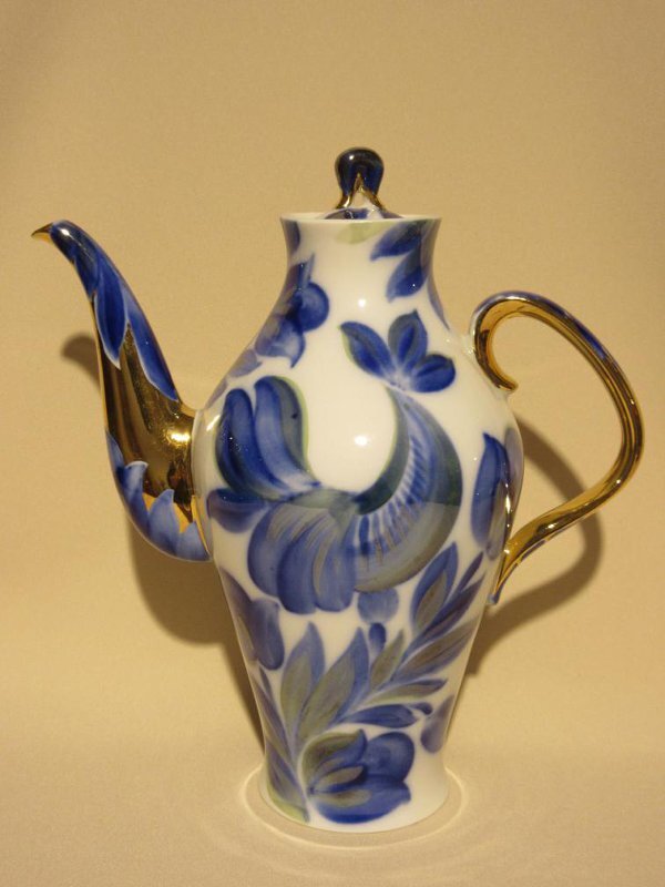 Вера Тодорская (роспись). Алексей Гузанов (форма «Лира»). Кофейник из сервиза «В саду». 1978. Дулёво. Высота 23 см. Сергиево-Посадский государственный историко-художественный музей-заповедник / к-3932/1. Госкаталог: 10735014. Источник: goskatalog.ru