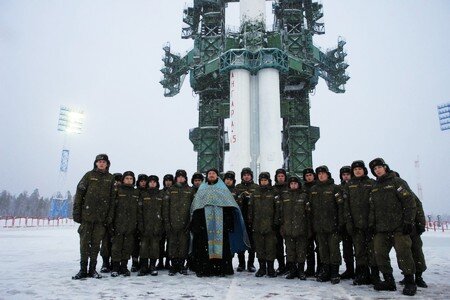 Протоиерей Артемий Эмке после освящения ракеты-носителя Ангара-5. Космодром Плесецк 2014год. Фото - www. mirnyi.prihod.ru 