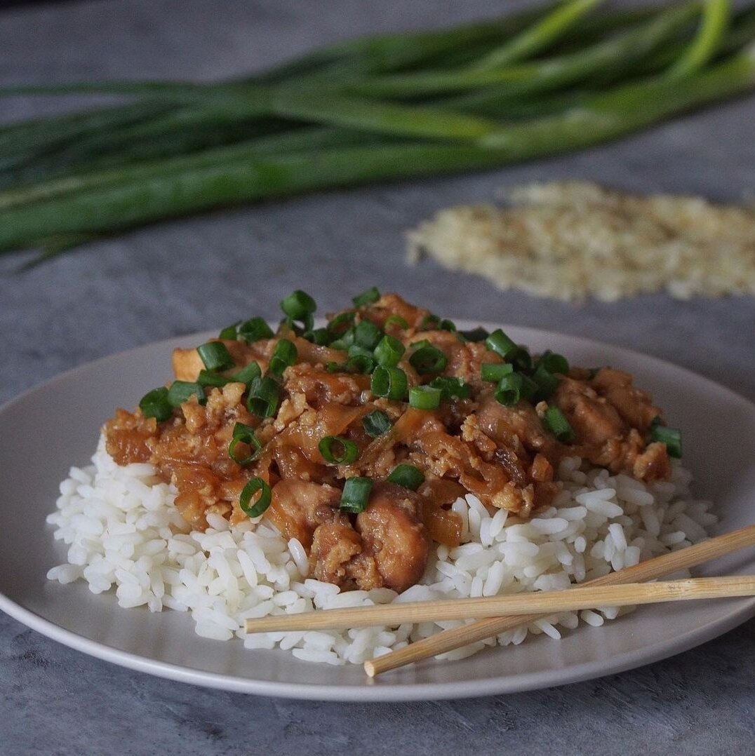 Оякодон (японский омлет с рисом и курицей)