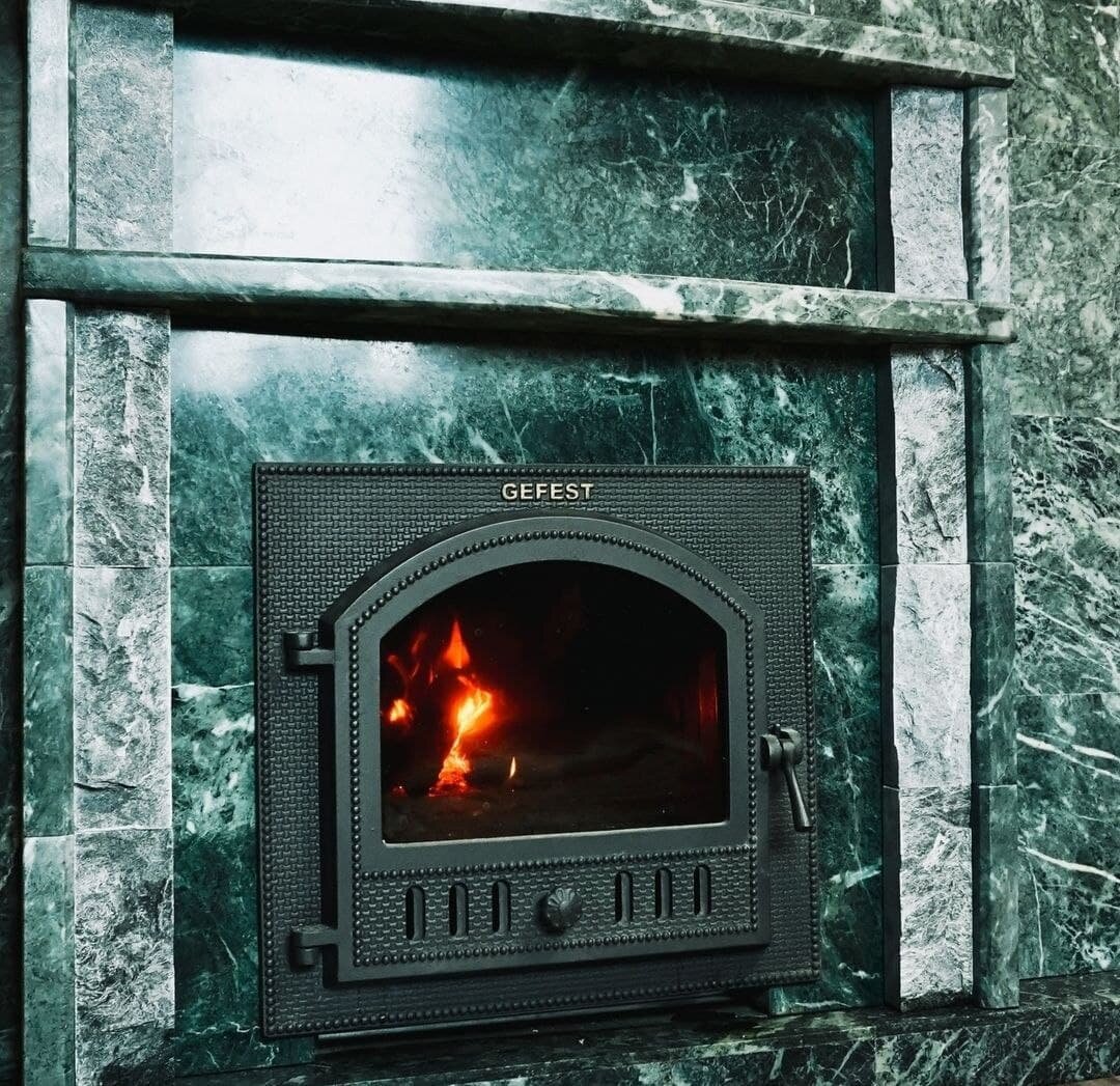 Портал из змеевика выглядит очень декоративно