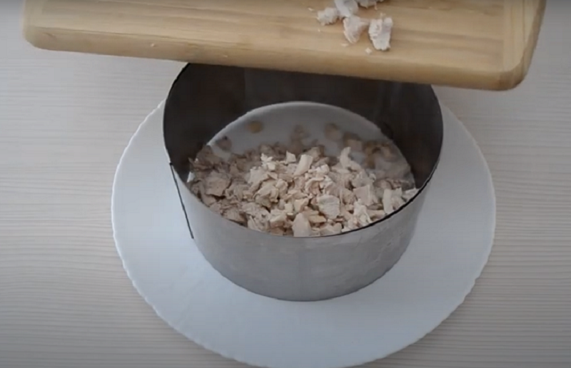 Вкусный и необычный слоеный салат с курицей на праздничный стол 