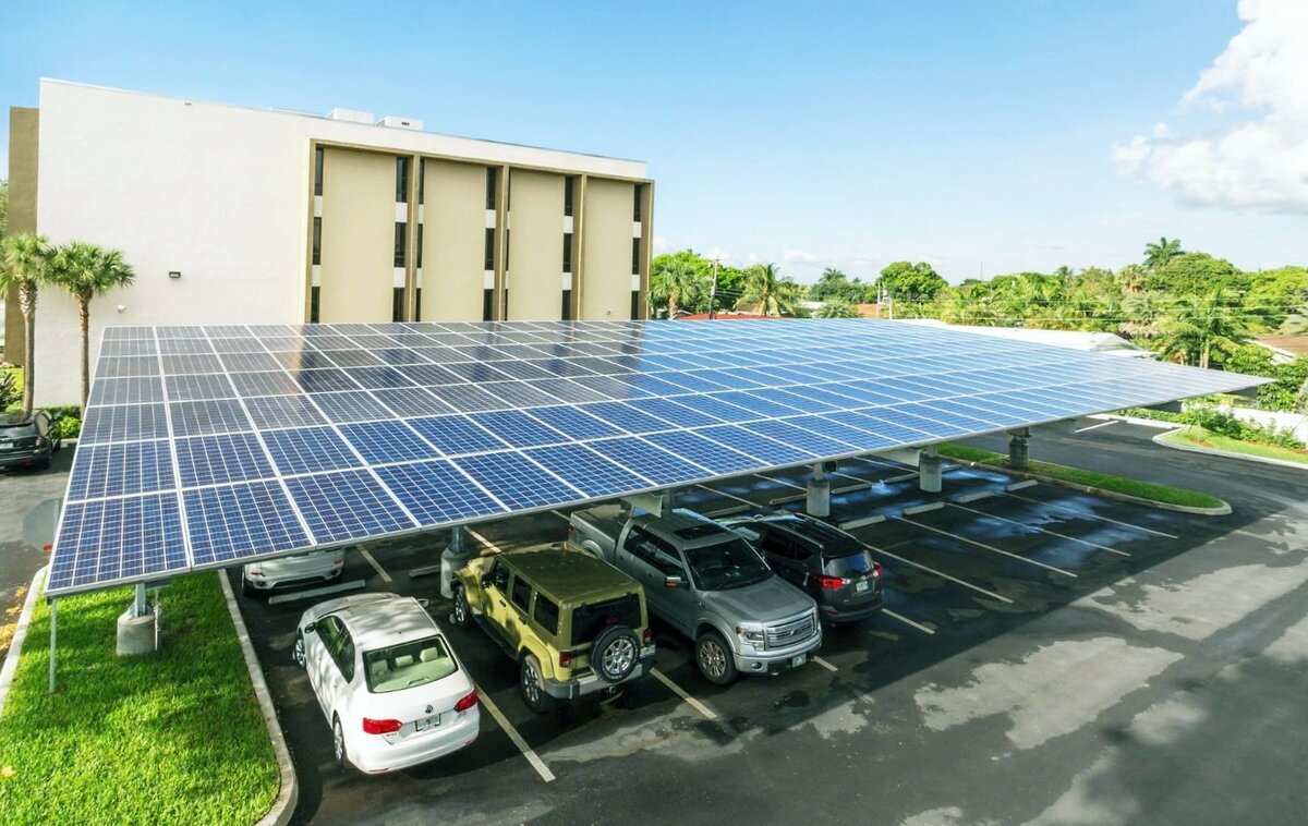 Парковка с крышей из солнечных панелей. Взято из открытых источников.