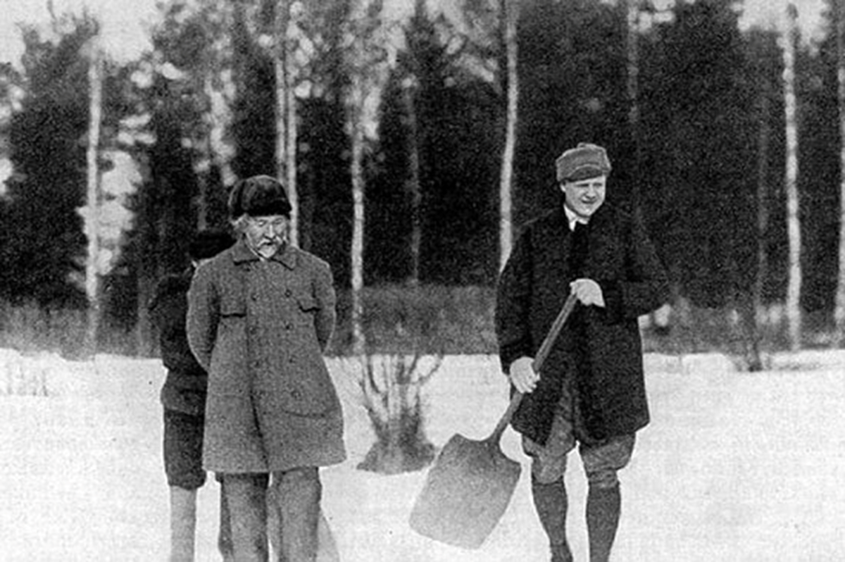 Федор Шаляпин и Илья Репин (пожалуй, самый известный петербургский зимогор)