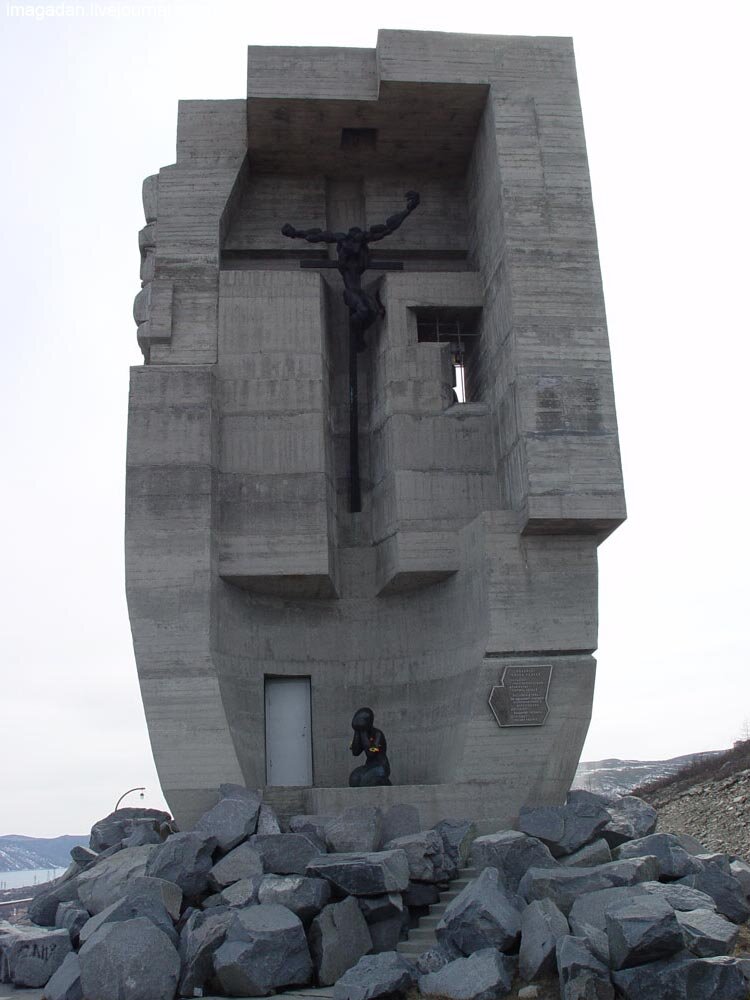 Монумент с обратной стороны