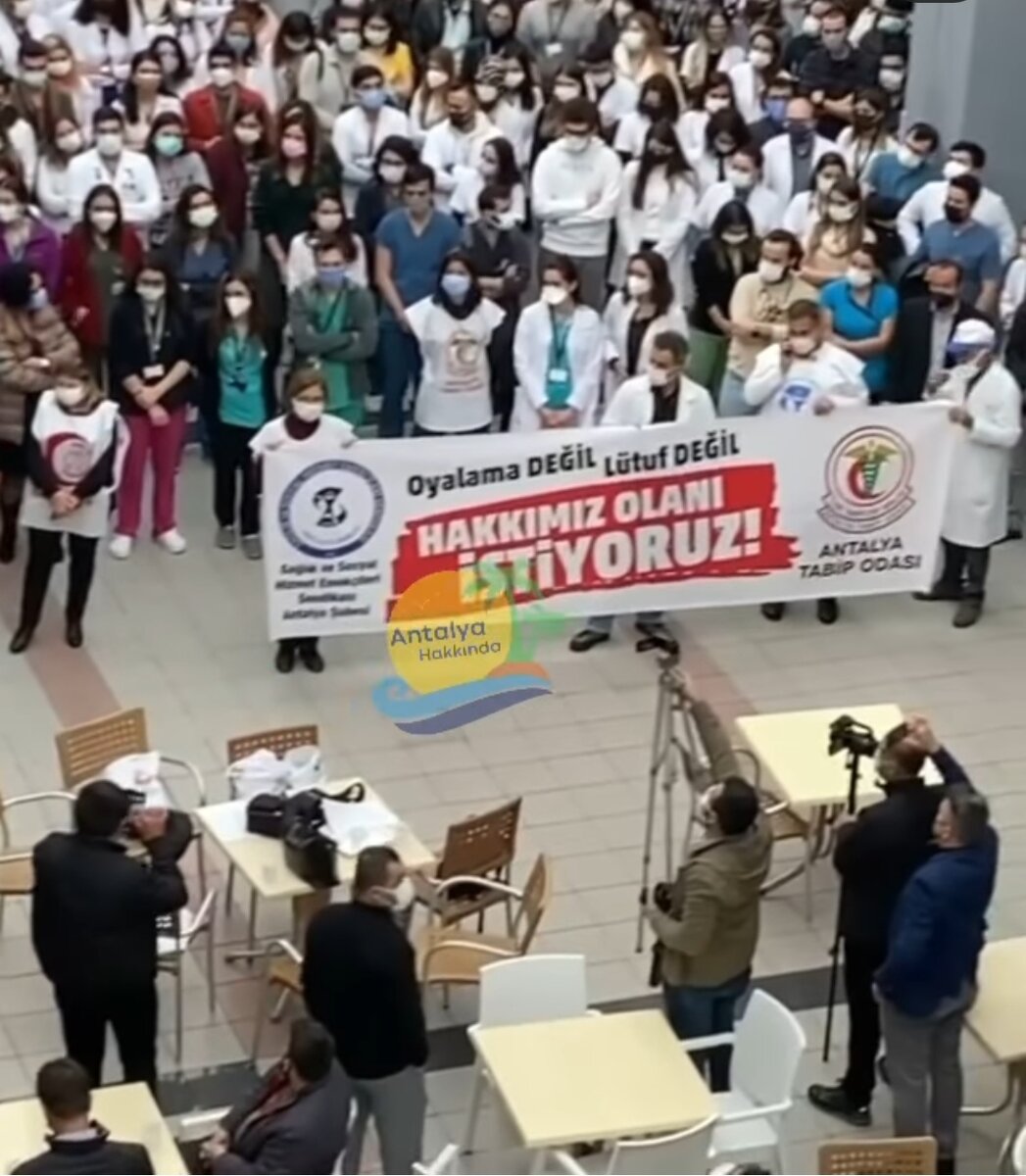 Анталийские врачи тоже присоединились к протесту. Фото из паблика @antalya_hakkinda