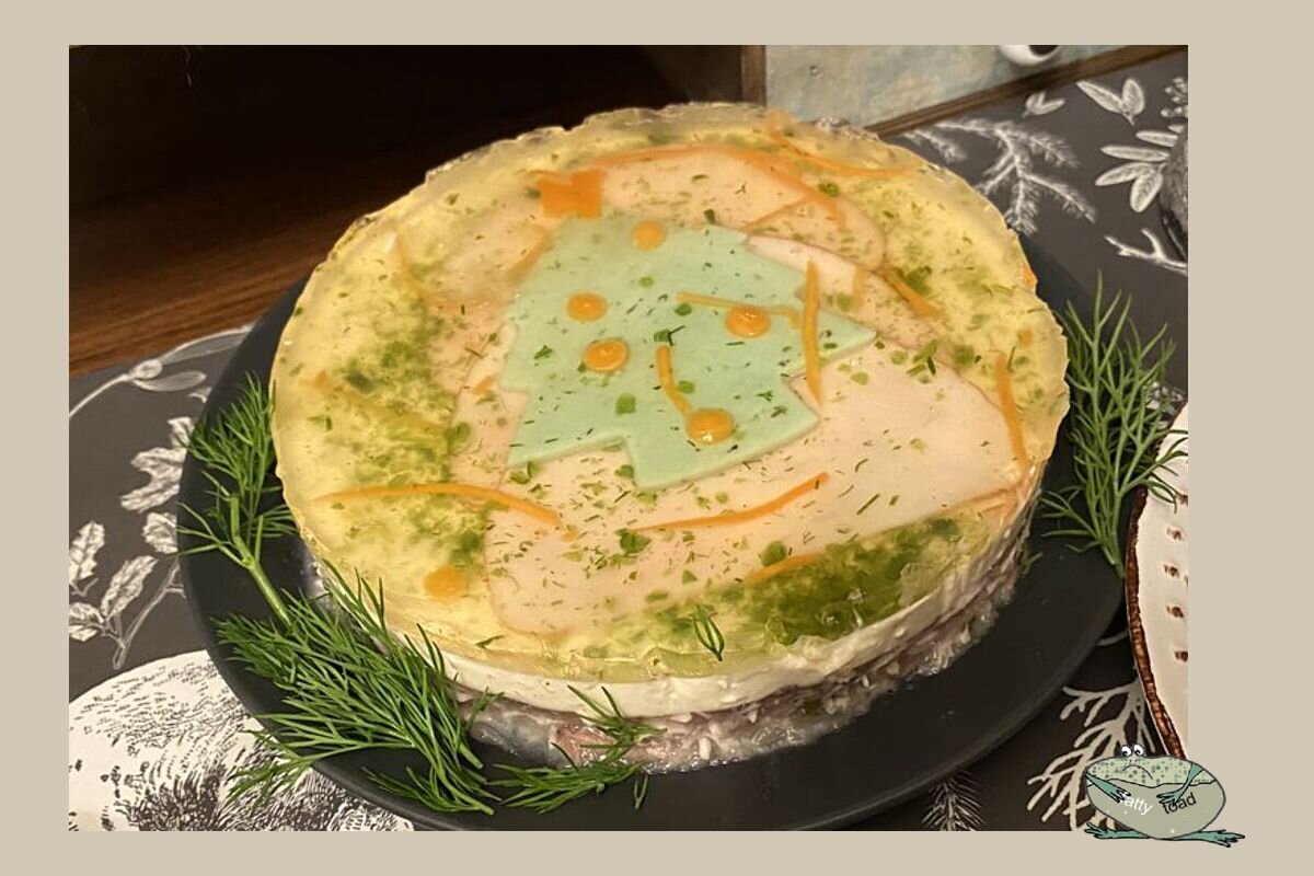 Елочка вырезана из зеленого сыра. Лежит на фоне кусочков карбоната. В жизни выглядело все симпатичнее.