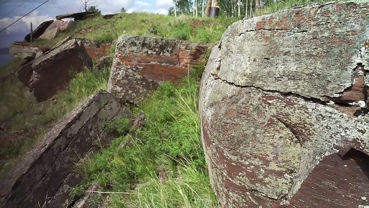 Мегалиты Красноярского края гора Каратаг. Гора Каратаг Шарыповский район. Гора Каратаг Шарыповский район Красноярский край мегалиты. Плиты в горах.