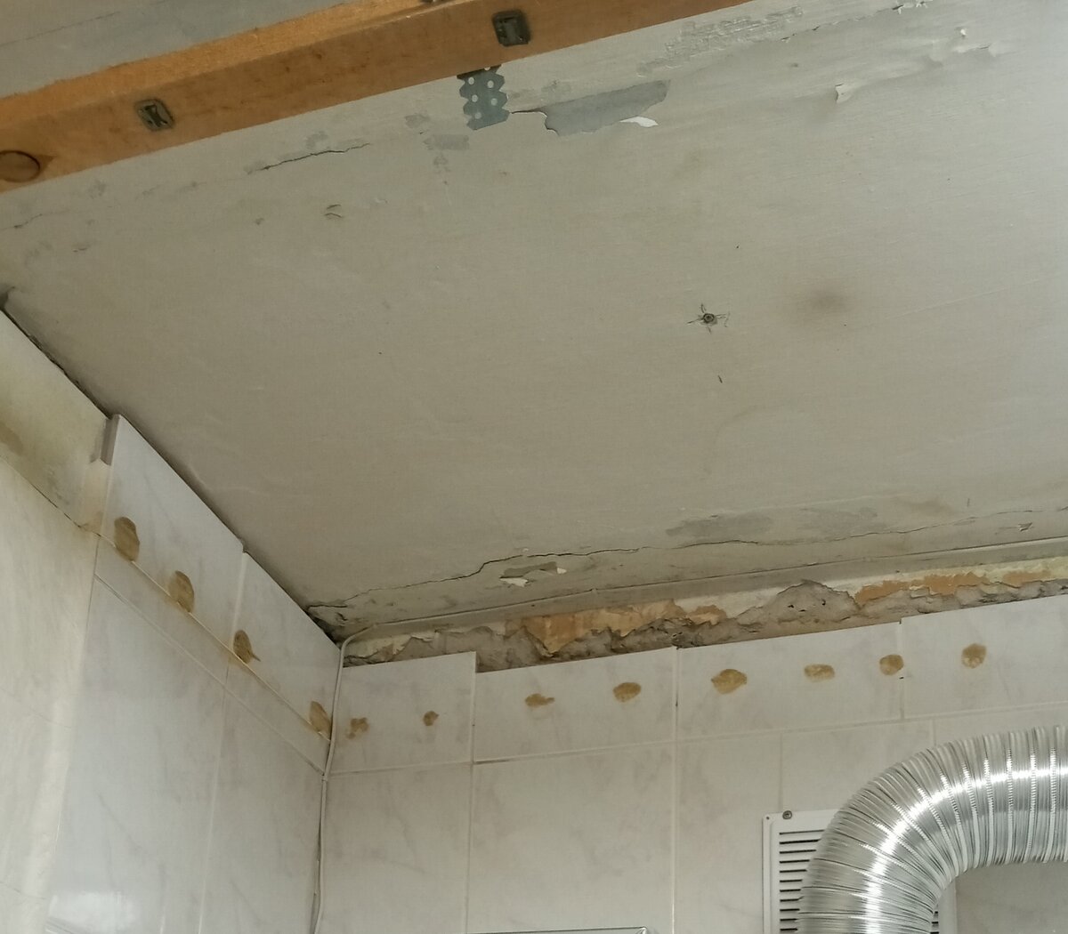 Пластиковый потолок висел низко. Придется удалять пятна клея.