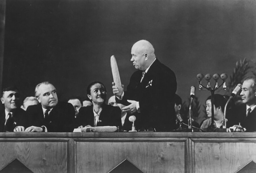 Никита Хрущёв с кукурузой