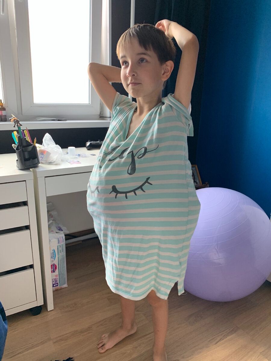 Сын изображает меня беременную. Он любит переодеваться и изображать разных персонажей. Костюмы свои всегда придумывает сам. 