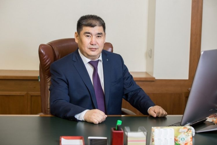  На фото ректор СВФУ Анатолий Николаев