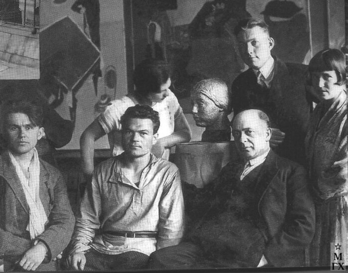 Выпускники ВХУТЕИНа. Надежда Кашина крайняя справа. Фотография конец 1920-х гг. 