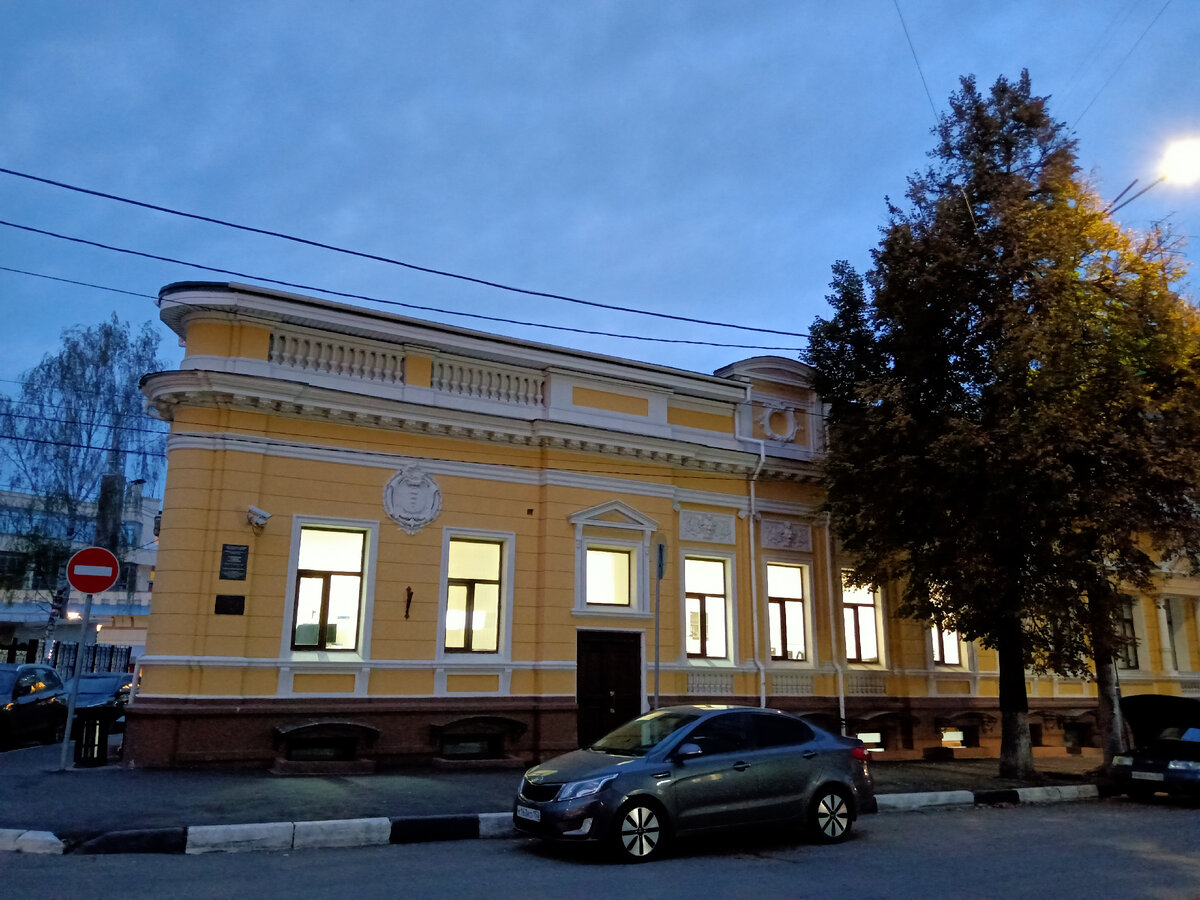 Россия. Нижний Новгород. ул. Пискунова, д.4 . Памятник "Частному объявлению" 