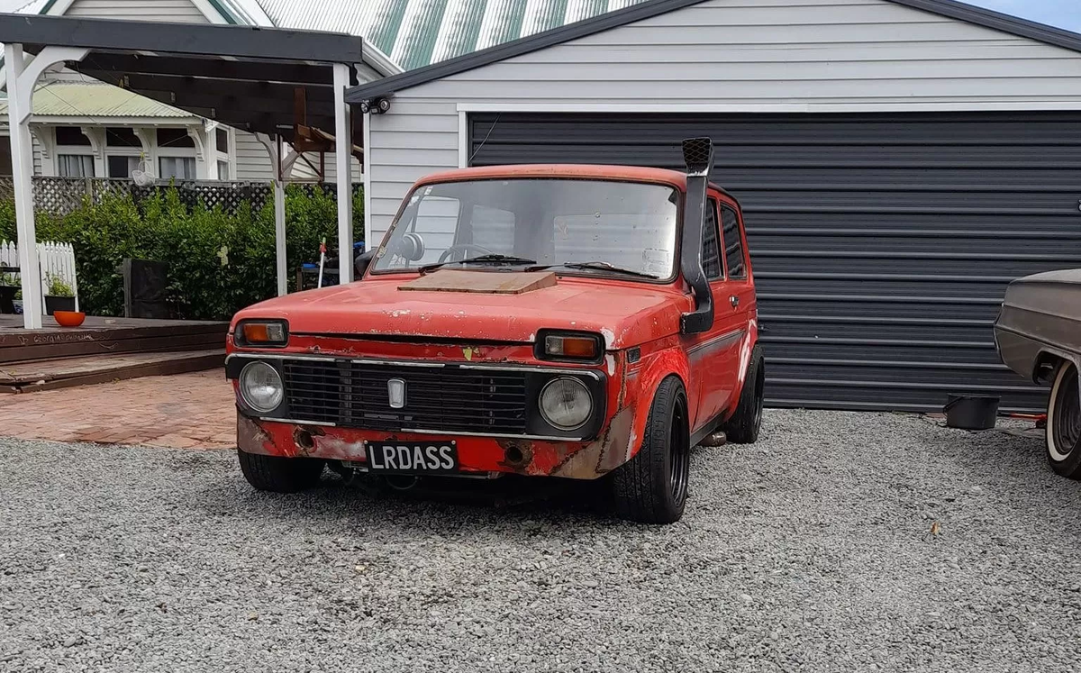 На фоне нормального гаража и побитая «Нива» смотрится ниче