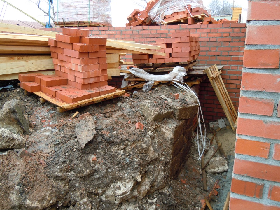  8 января 2012 г. Уже и 2012 год, а бар в Кладовой башне всё живёт. Присмотримся к нему пристальней. У входа видим различные финтифлюшки. Особенно к месту пара урн.-26