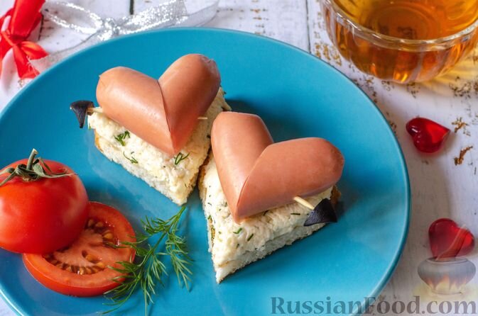 хлеб, сосиски, сыр плавленый, майонез, чеснок, укроп свежий, маслины без косточек (для подачи), помидор (для подачи)