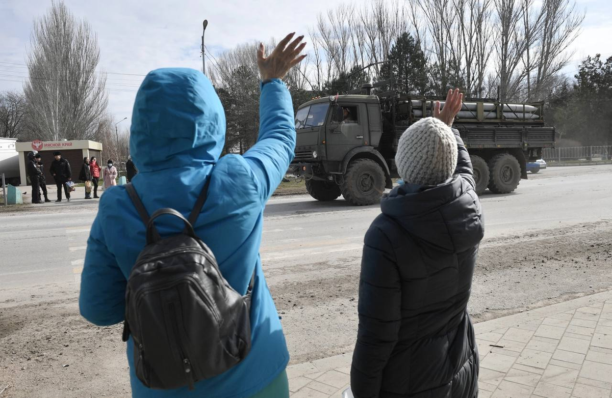 Новости рф операция на украине. Жители Донбасса приветствуют российские войска. Россия человек.