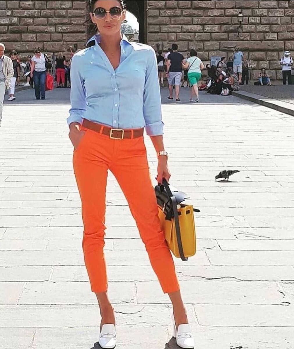 С чем сочетать оранжевые брюки