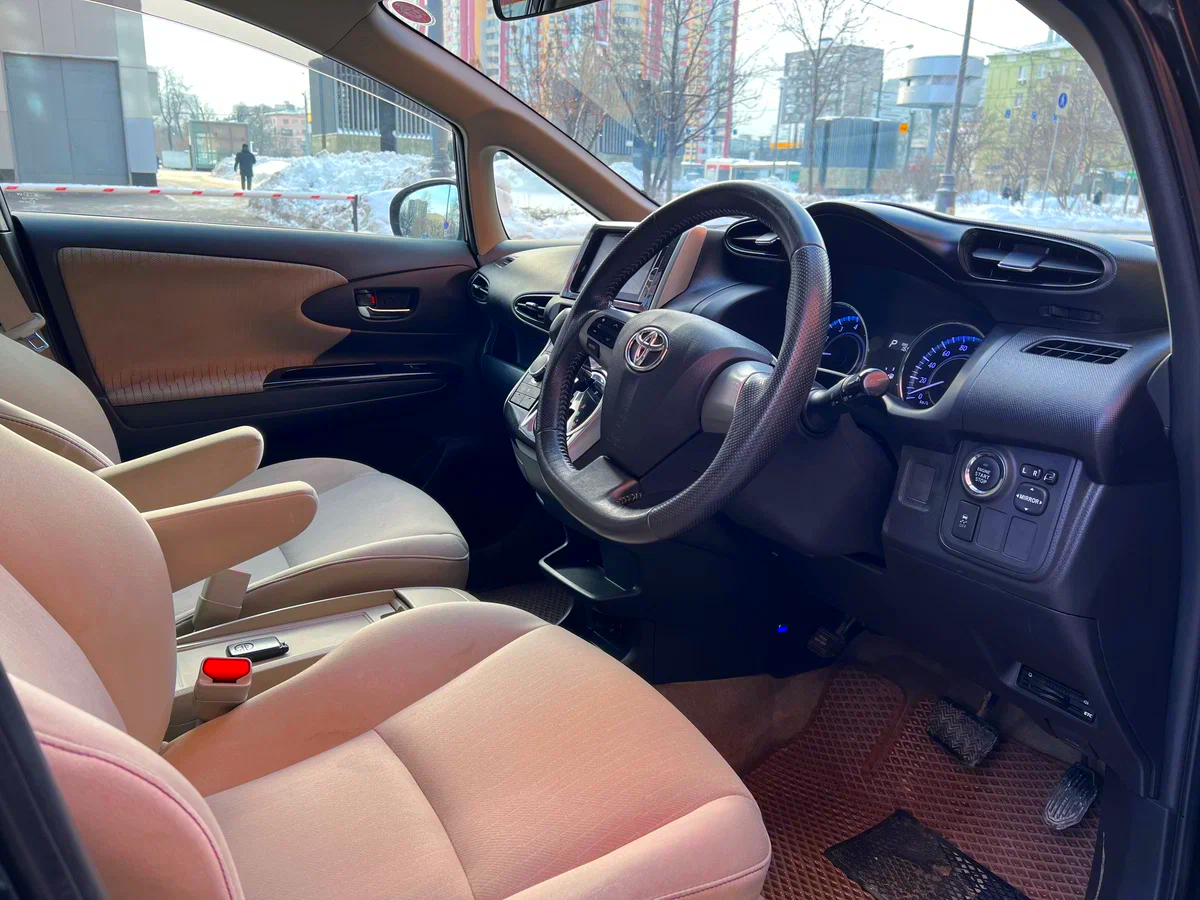 Салон Toyota Wish 2012г.в     Из объявления Auto.ru