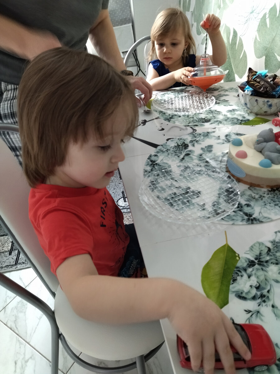 Обидно, что наши дети могут вырасти в дефицитах тех или иных товаров, услуг. Однако, я помню своё детство, в котором у меня было всё. Того же я добьюсь и для своих малышей, благо, планы я уже наметила