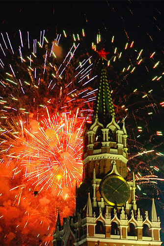 «Спасская башня на фоне салюта Парада Победы, 9 мая 2005 года»