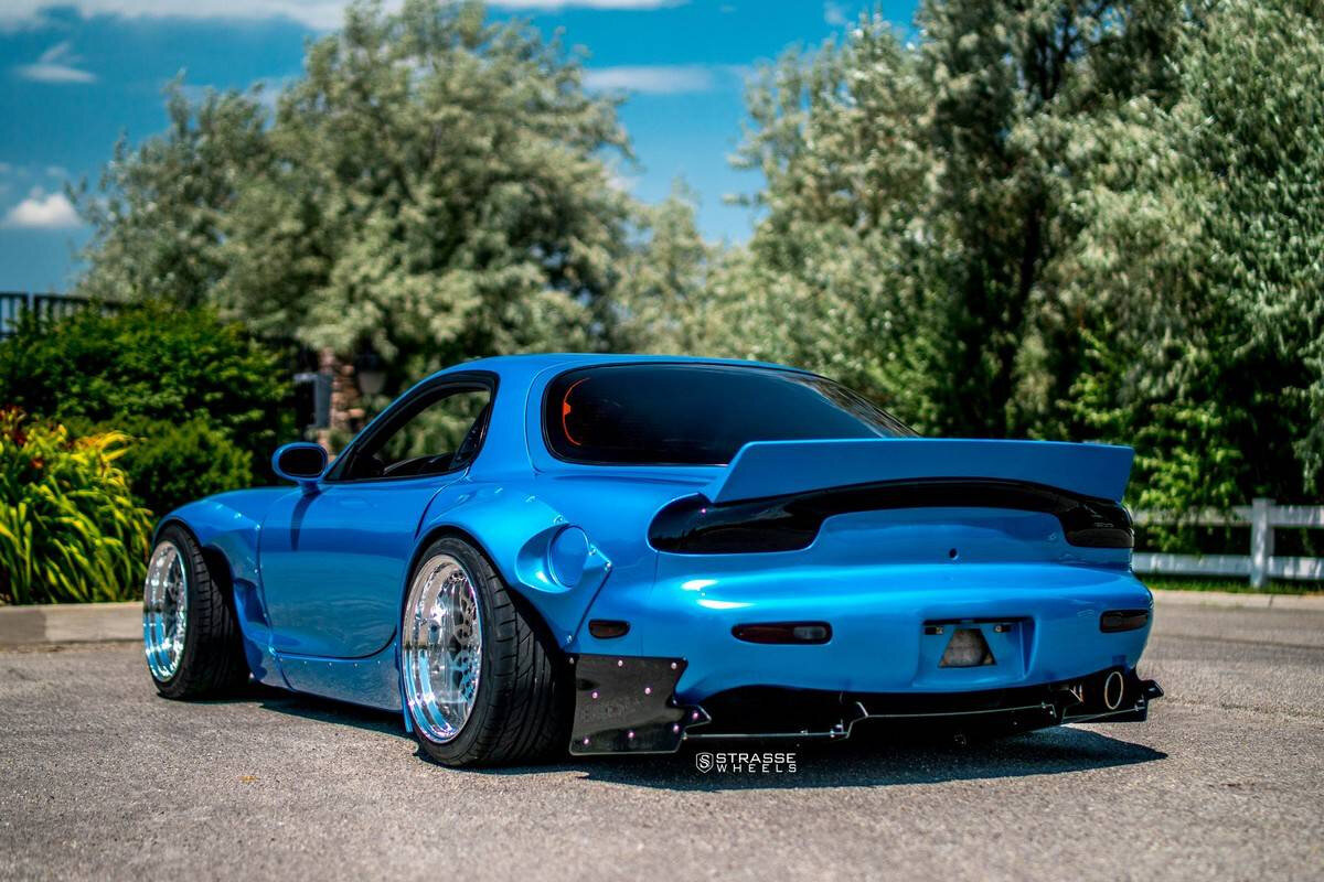 Красная Мазда rx7