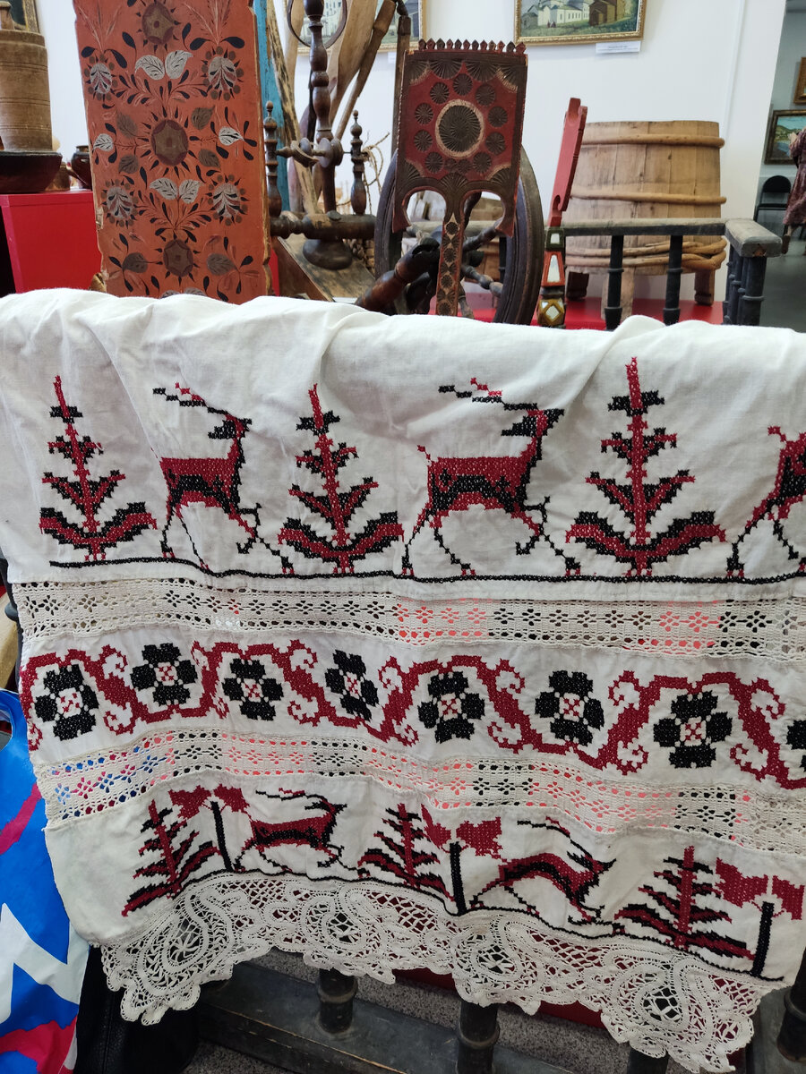 Передник-фартук (вышивка крестом, вологодские кружево, машинная вышивка) 