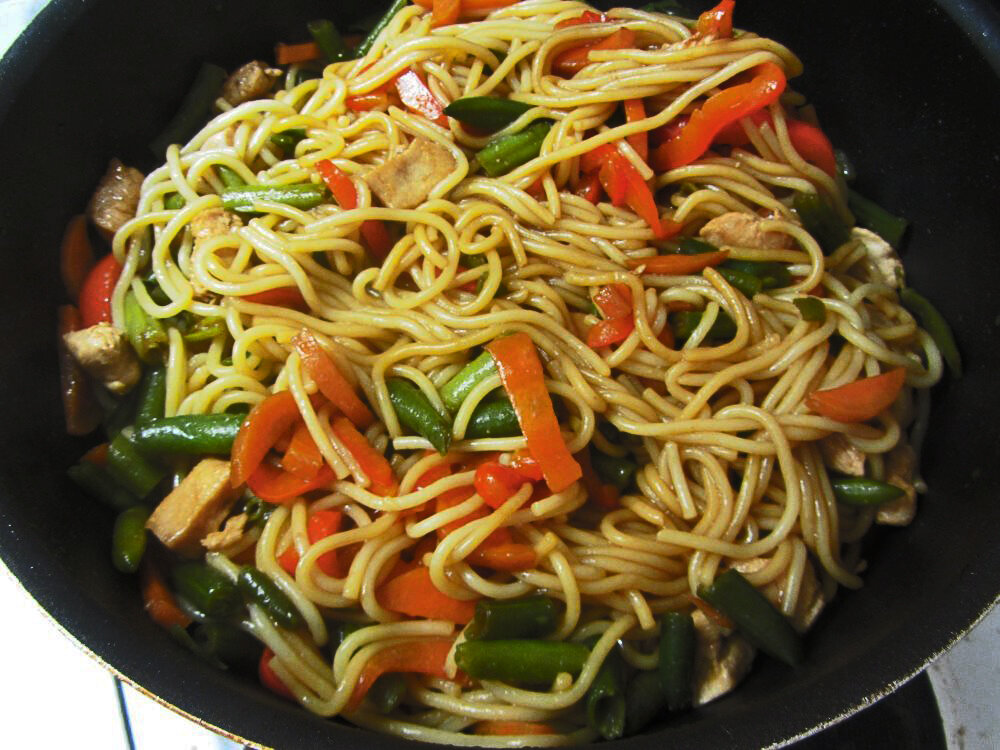 Китайская лапша с курицей и овощами. Китайская лапша с мясом. Макароны китайские с овощами. Спагетти с овощами и соевым соусом.