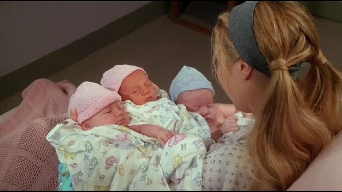 Героиня сериала "Друзья" Фиби с помощью ЭКО стала мамой, а заодно и тетей сразу троих малышей