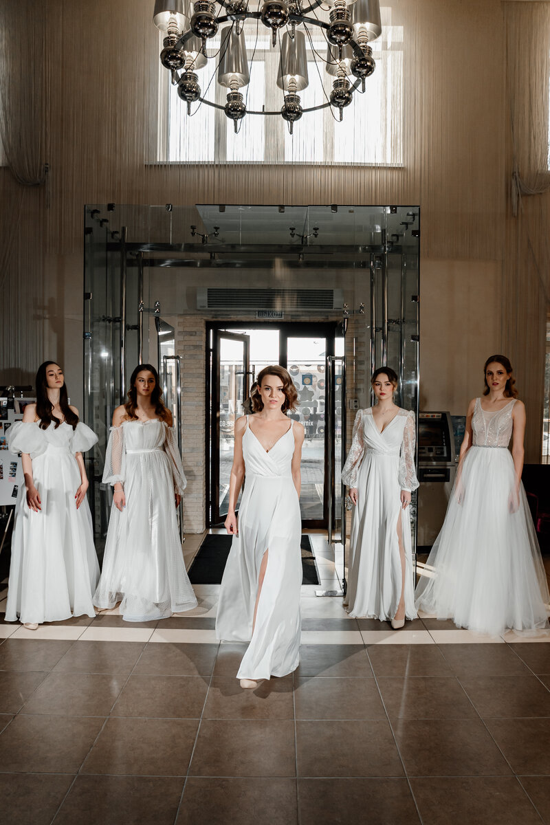 Платья @amoremio_nsk Макияж, причёска невест @rita_stylist