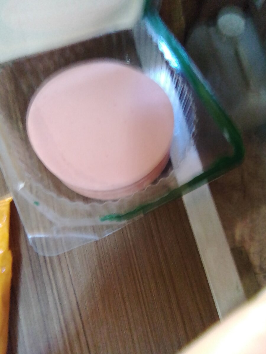 Это колбасу мне купили подруги!! И блины!! Вот сижу и ем блины с красной икрой!! И сыр с чесноком блины!! 