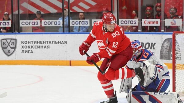    Игрок "Спартака" Вячеслав Солодухин (слева) и вратарь СКА Ларс Юханссон© РИА Новости / Сергей Гунеев