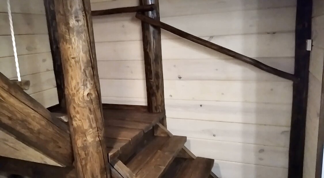 Элементы лестниц: деревянные ступени, перила, балясины, тетива