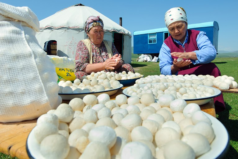 Узбекский казахстан. Курт Киргизия сыр Киргизия. Курт (курут). Алтайский сыр курут. Курут Башкирский.