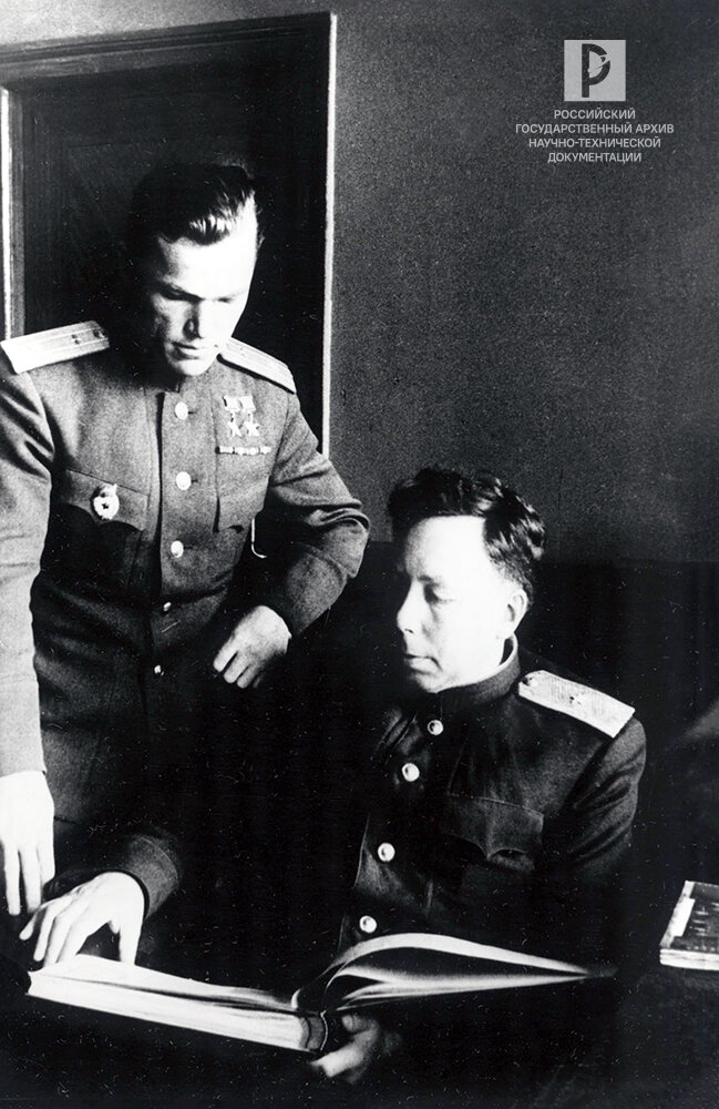 С.А. Лавочкин в рабочем кабинете с сыном Аликом. РГАНТД. Ф.348. Оп.5. Д.122