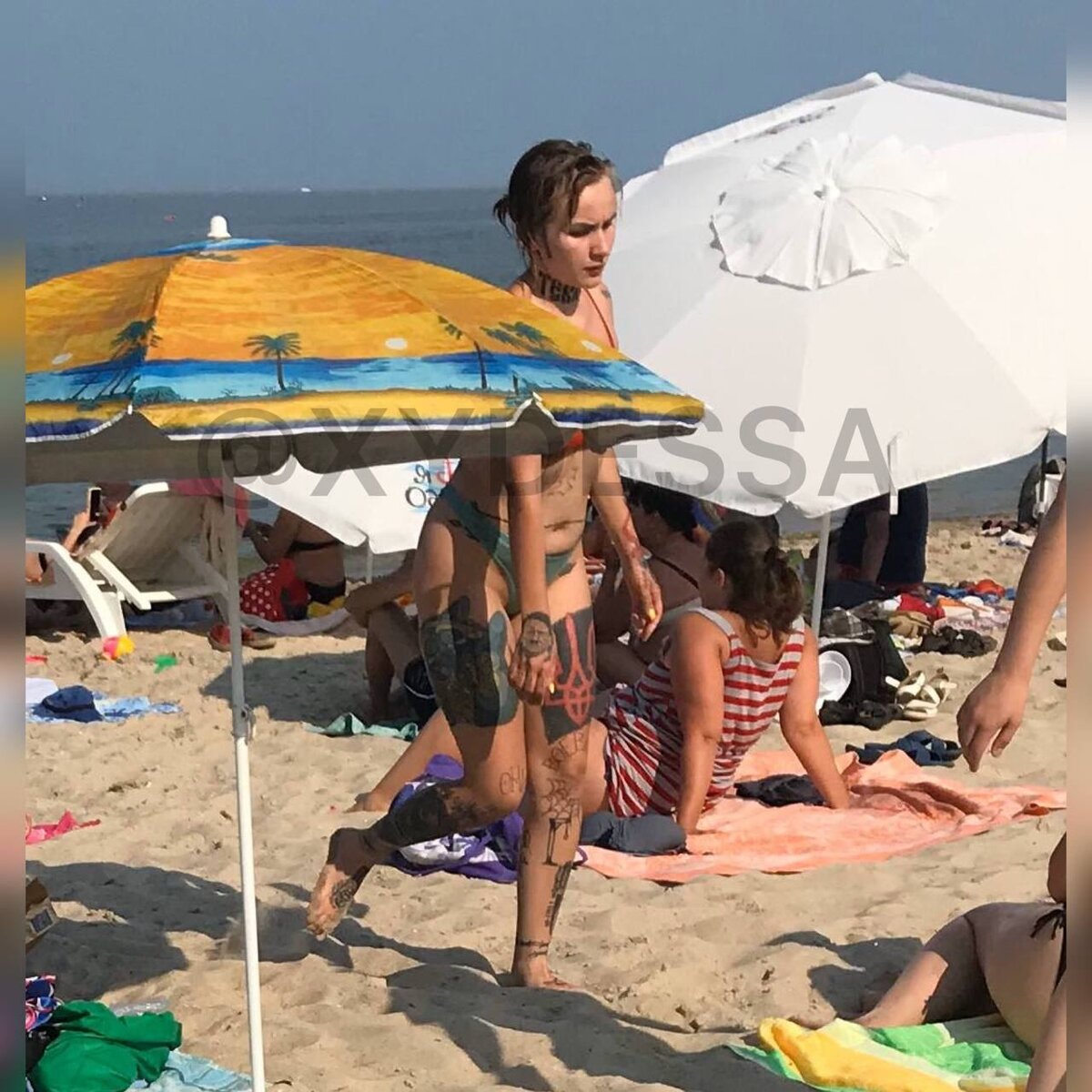Туристы на пляже в Испании