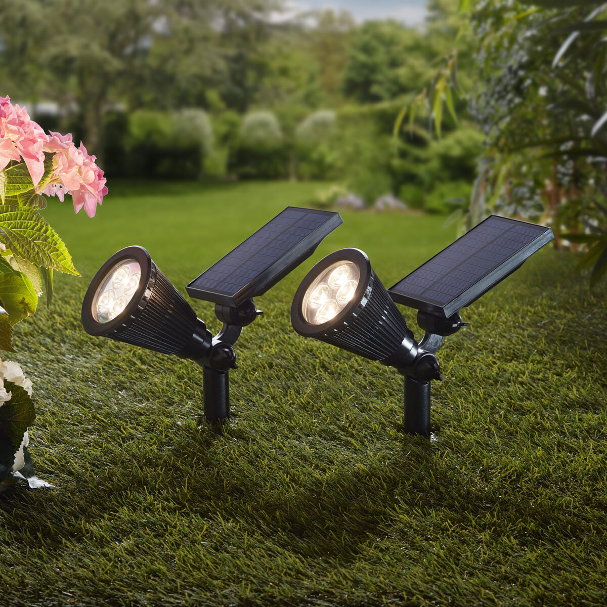 Солнечный светильник "Spot", 1 шт. (Артикул: 08450) Направление света регулируется поворотным механизмом. В светильнике 4 светодиода с белым свечением. В корпус встроен переключатель для включения/выключения свечения. Светильник работает от солнечной батареи, входящей в комплект поставки. Светильник выполнен из пластика черного цвета. Светильник можно вставить в землю, использовав штекер (входит в комплект поставки) или монтировать на стену. Можно использовать на улице.