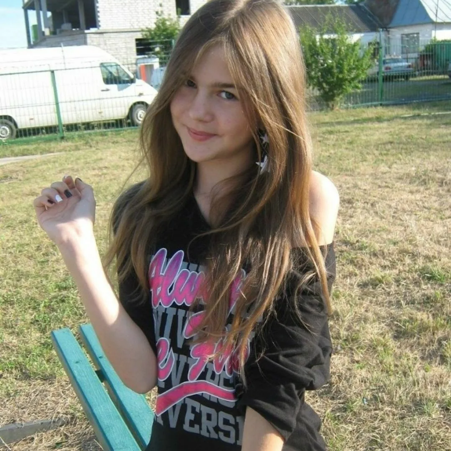 Соня денисова. Красивые девушки брюнетки 18 лет. Девочки 19 г. Девочки 19 г. Девочка 16 лет любительская.