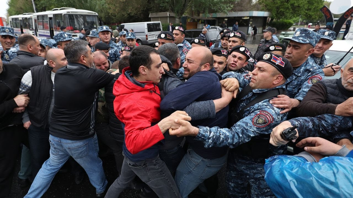 Армянская церковь предостерегла полицию от применения насилия к протестующим