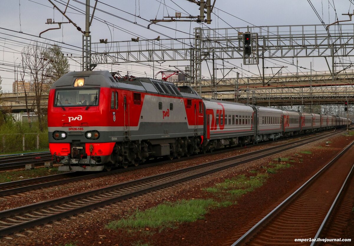Электровоз ЭП2К-185 с поездом №210 Москва - Санкт-Петербург, станция Ховрино