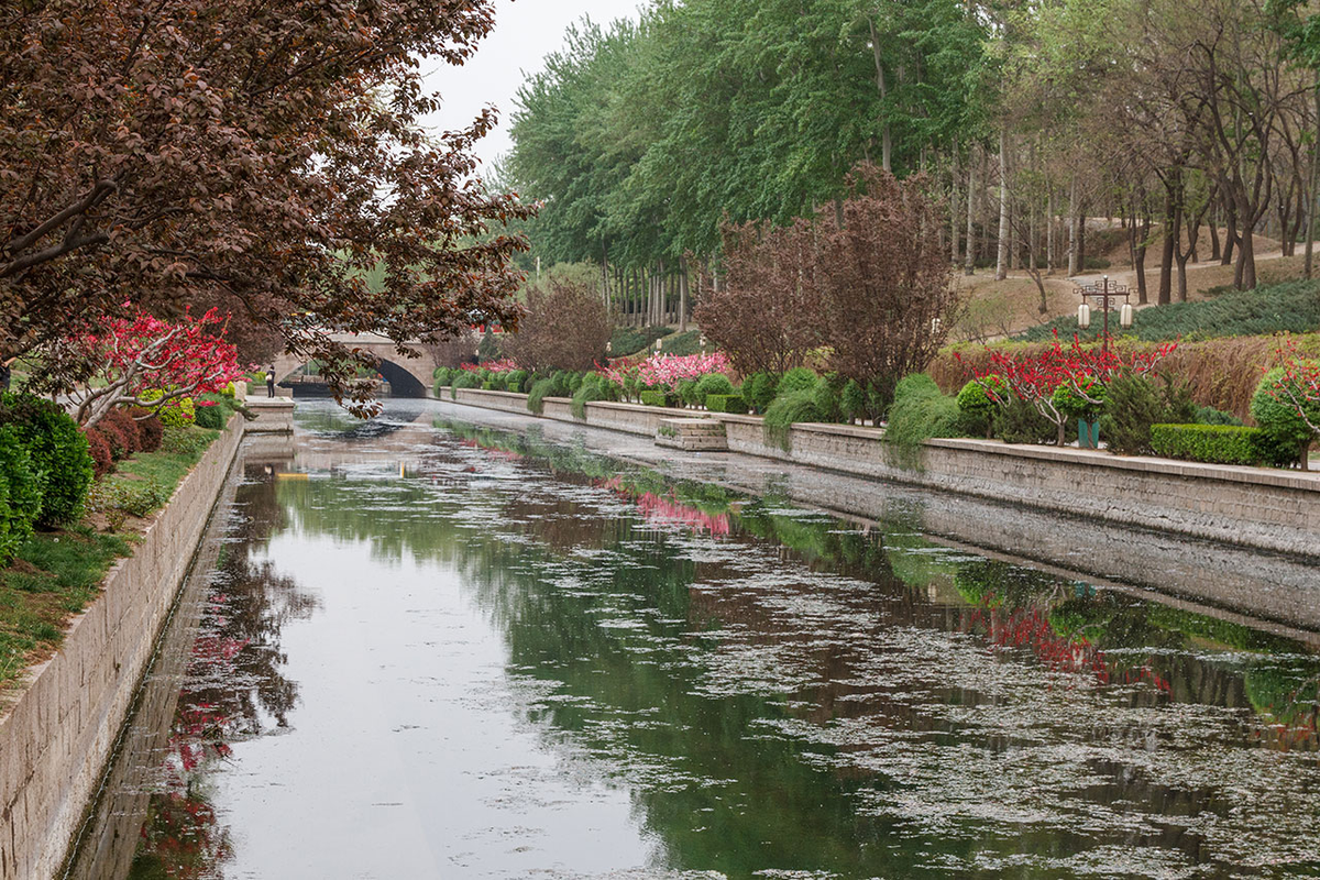 От крепостных стен эпохи Юань остались лишь остатки крепостного вала и бывший крепостной ров. Сейчас здесь разбит парк руин городской стены Даду 元大都城垣遗址公园