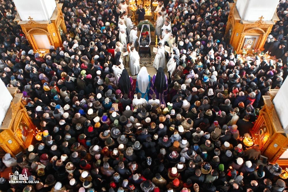 Εκατοντάδες πιστοί ήρθαν για να αποχαιρετήσουν τον πατέρα Ιωνά τον Δεκέμβριο του 2012. Πηγή: http://golos-obitely.prihod.ru/category_vestnik/view/id/1152419
