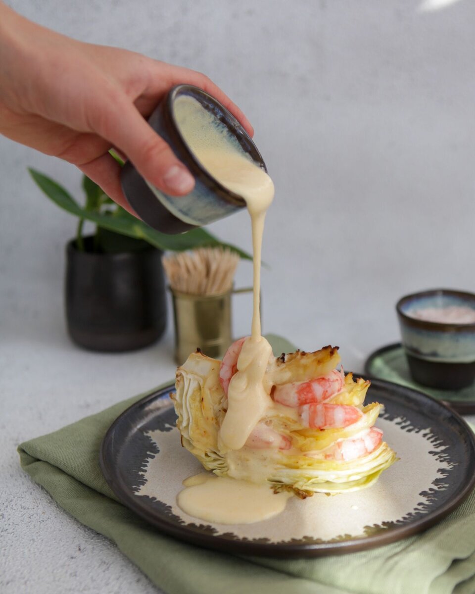 Интереснейший кадр от Даши Третьяковой: запечённая капуста со сливочным соусом и креветками. Ее безупречные рецепты здесь: https://t.me/wellness_hedonism