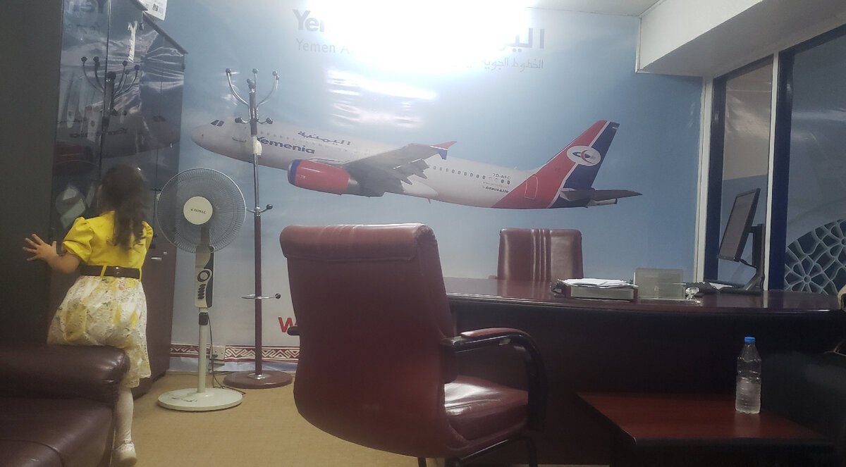 В кабинете директора: дочь впервые увидела вентилятор :-)