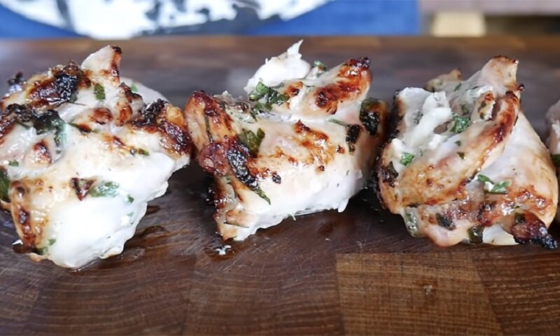 Особый шашлык из курицы – всегда сочный и очень вкусный 