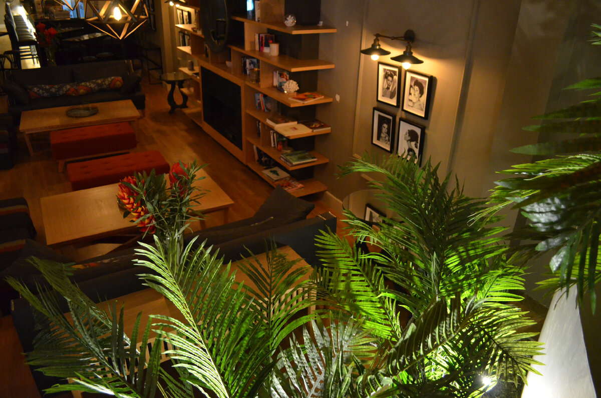 Зона отдыха перед баром... Фото автора