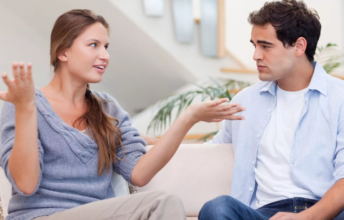 современная женщина. мужчина и женщина обедают в кафе. беседа мужчины и женщины. отношения мужчины и женщины. неверность в семье.