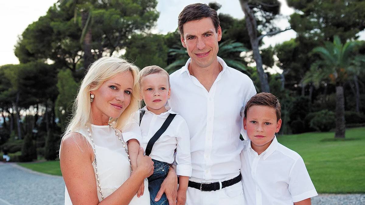 Дмитрий Дюжев с женой и детьми