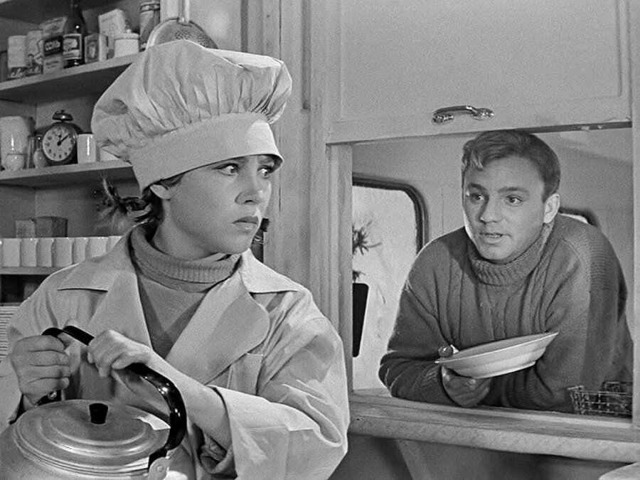 И рожки, и ножки. Кадр из фильма "Девчата".