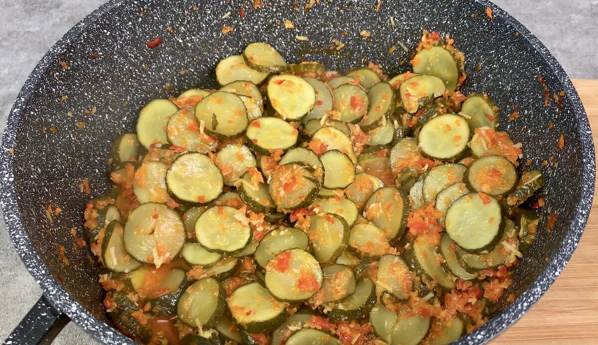 Огурцы на зиму в острой заливке: простая, но невероятно вкусная заготовочка (хранится дома без холодильника)